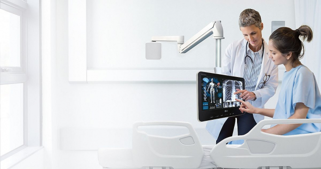 Фотоколаж Smart-телевізора LU661A в лікарні